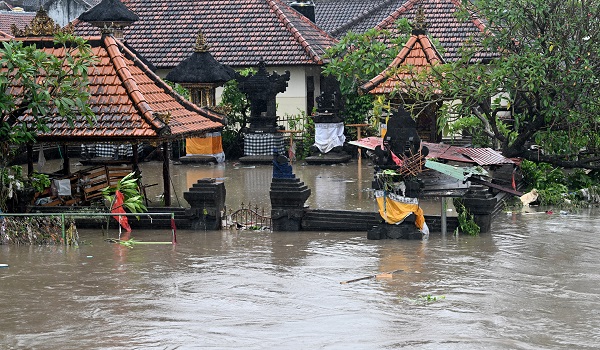 Sebuah kuil Hindu di Denpasar, Bali, Indonesia ditenggelami banjir selepas hujan lebat pada 10 September 2025 /AFP/SONNY TUMBELAKA”